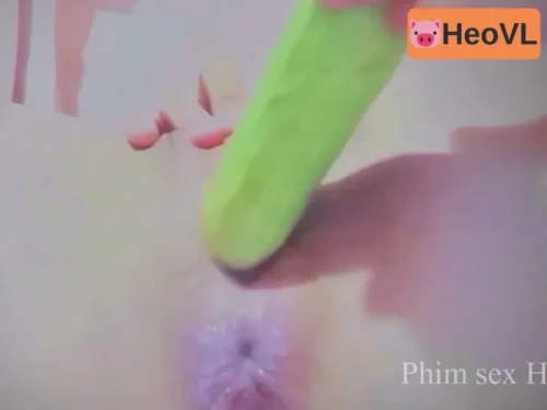 Em Móc Lồn Bắn Nước Đái Sau Khi Bị Địt Dưa Leo Sướng Điên